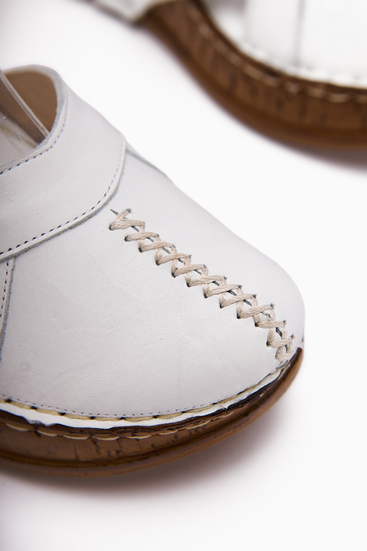 Echtes Leder Katlyn Weiß Blüten Detail Geschlossene Zehen Wedge Sandale
