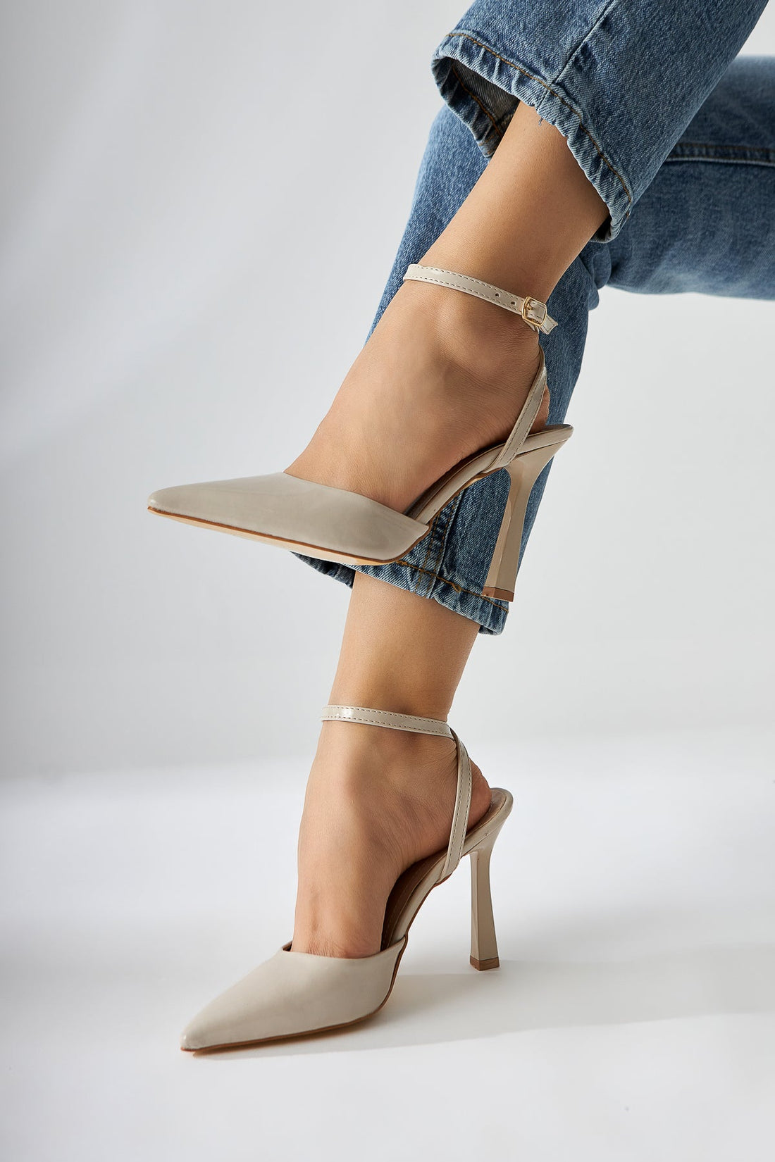 Lizbeth Beige Patent Geschlossene Zehen Knöchelbindung Damen High Heels