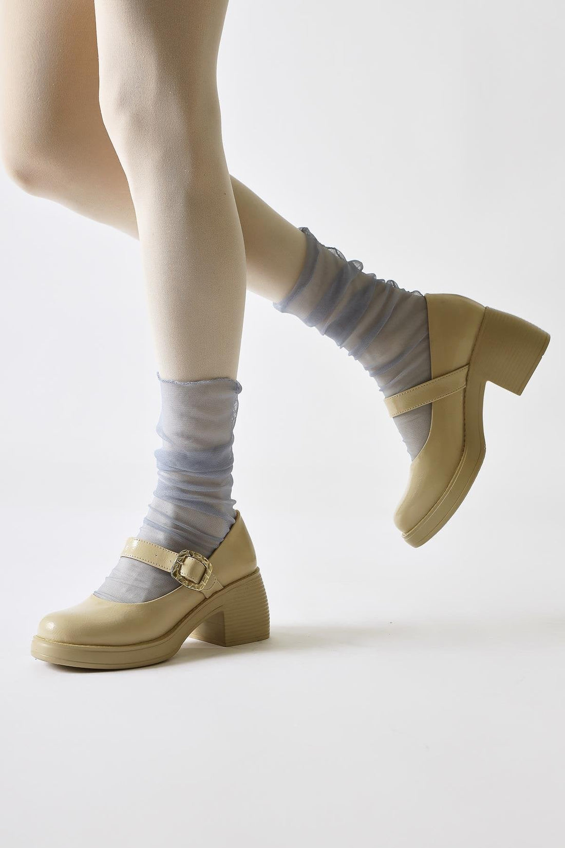 Jessi Beige Lack Einzelriemen Schnallen Detail Oval Zehen Freizeitschuh