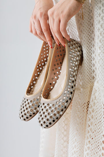 Milinda Creme Wildleder Laser-Cut Steinverzierte Ballerinas