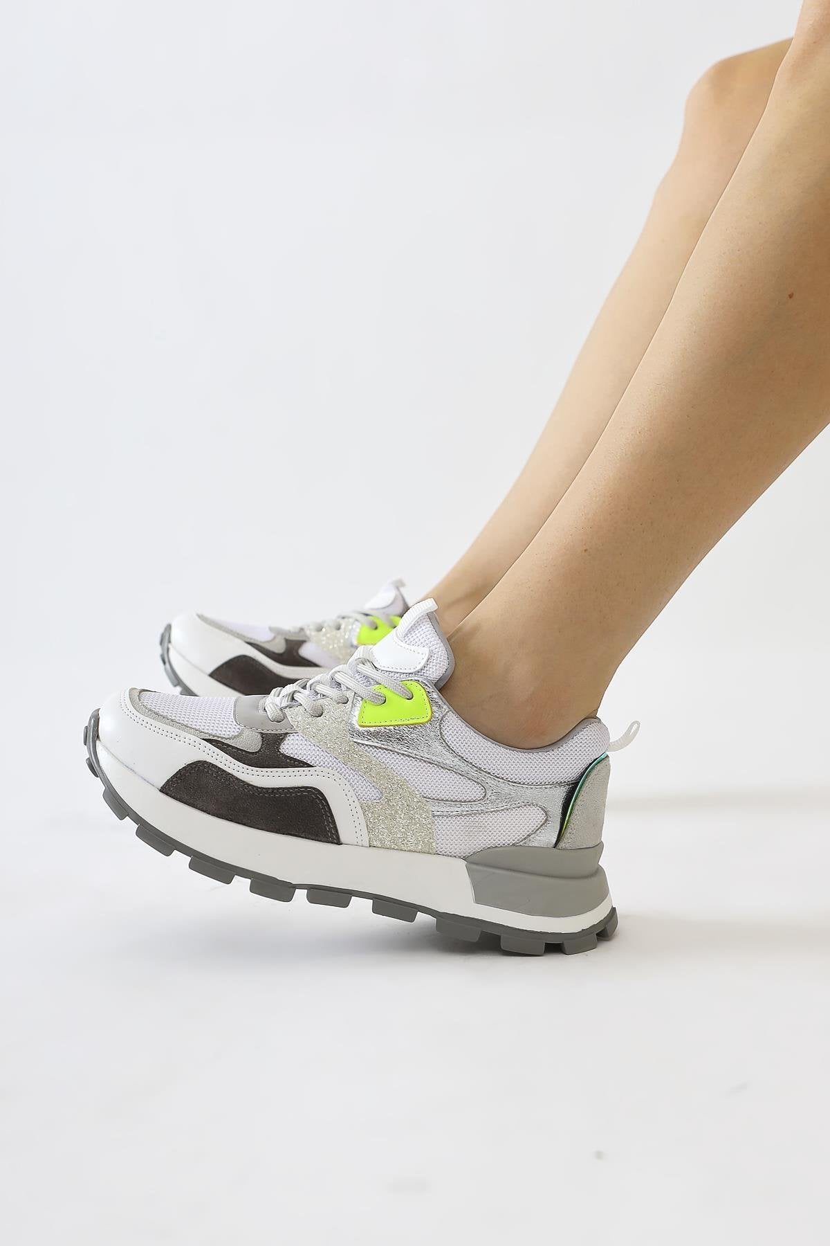 Netta Weiße Turnschuhe mit Mesh-Detail und Schnürsenkeln