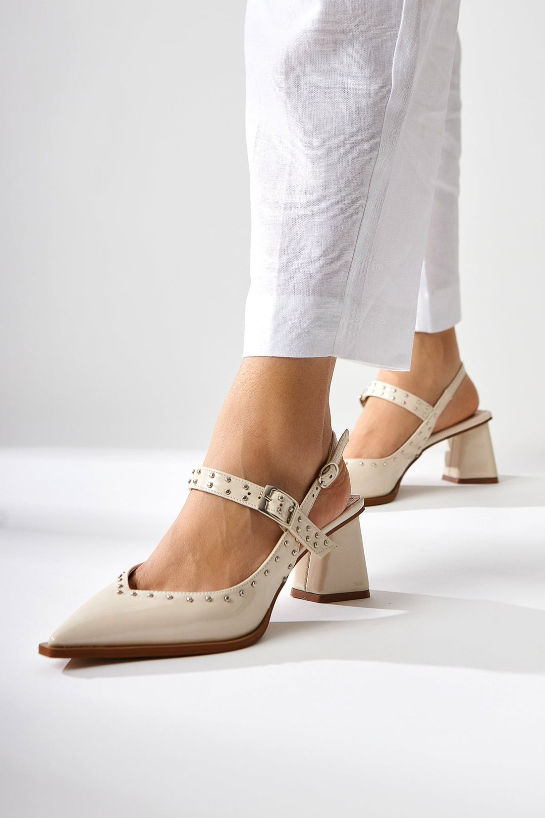 Nuria Damen Spitz Zehenriemen Sandale in Beige Patent