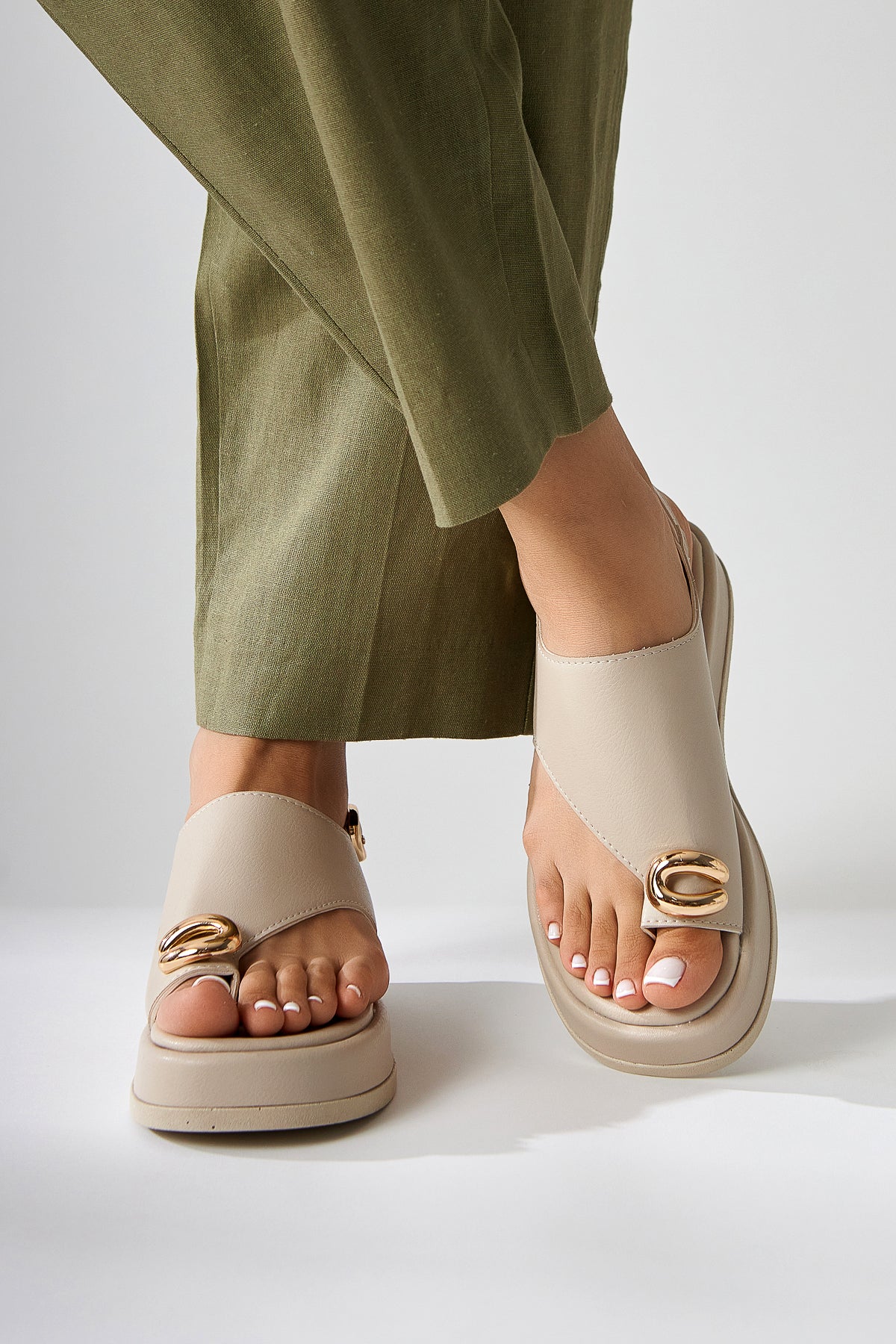 Troya Beige Zehensteg-Schnalle Damen Sandalen