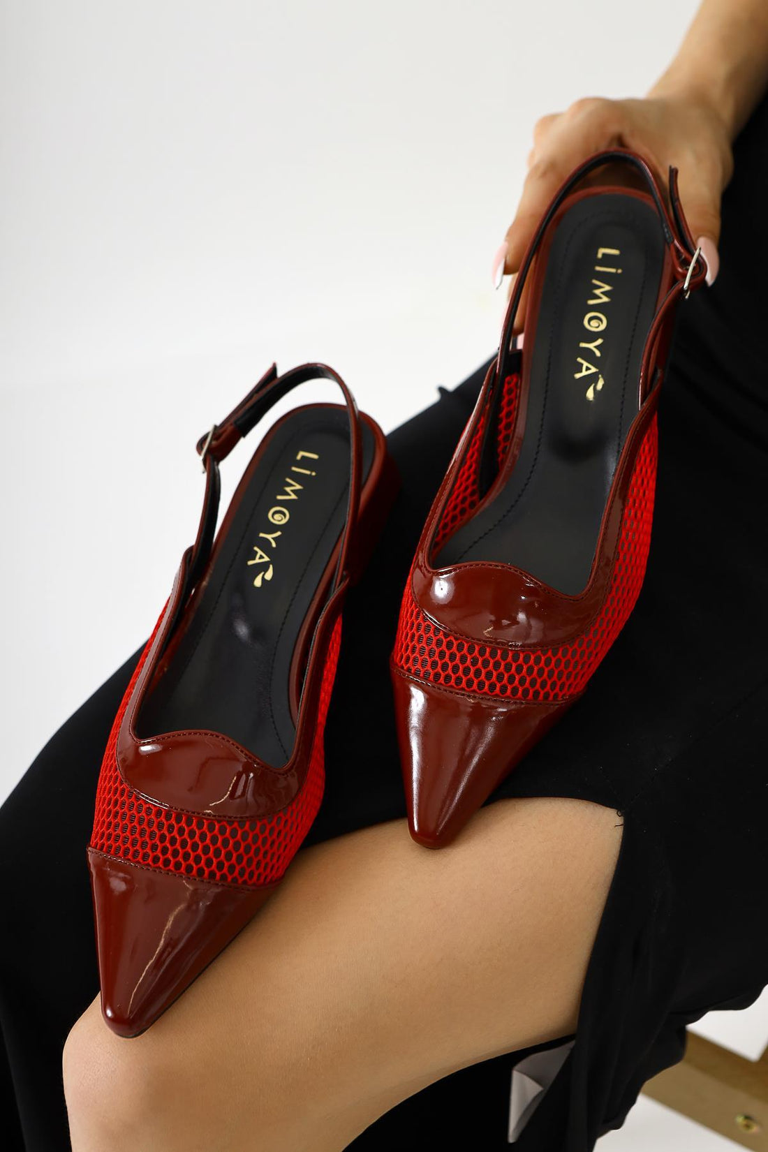 Thamara – Burgunder Lack Schuh mit spitzer Zehenpartie, Netz-Detail und niedrigem Absatz (Damen)