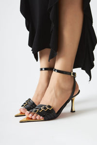 Helna Schwarze Stiletto-Sandalen für Frauen mit Goldschnalle und Knöchelriemen