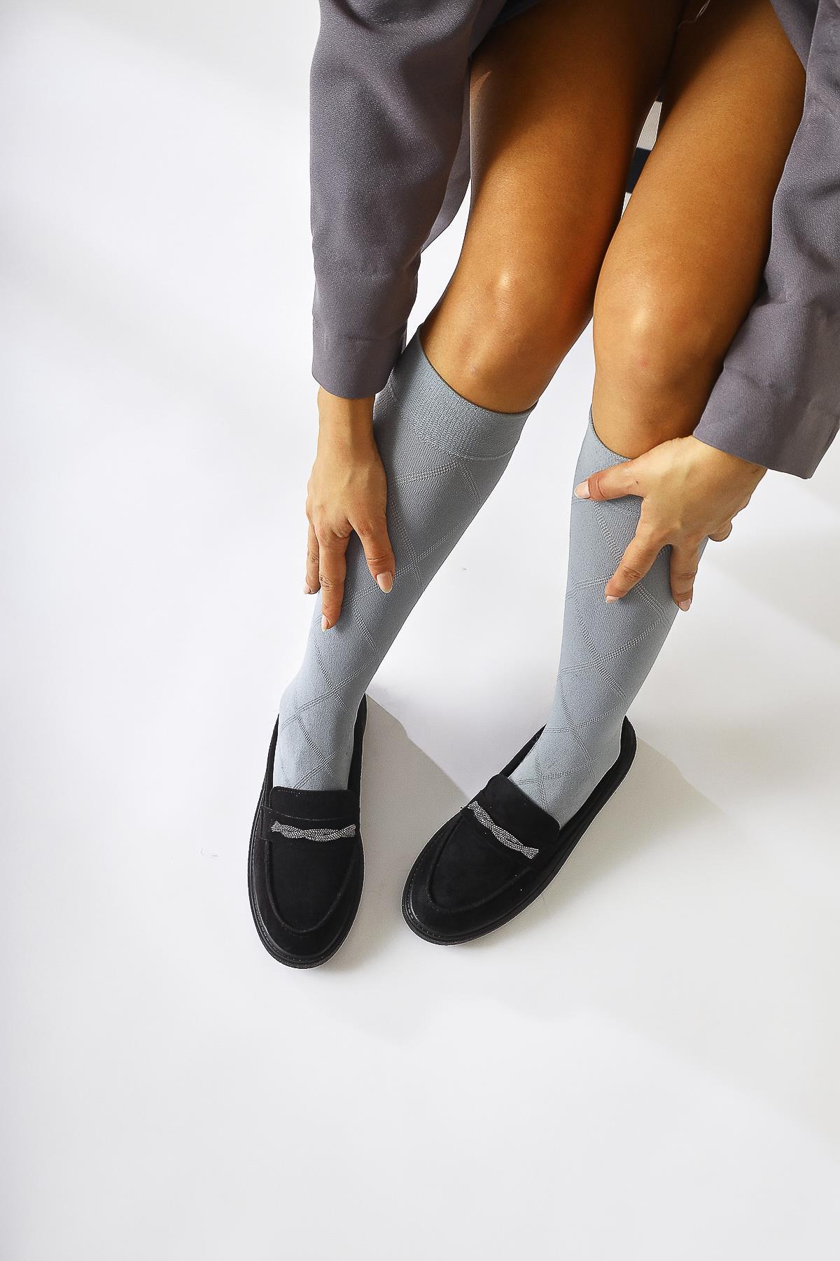 Herolinda Schwarzer Wildlederschuh mit Schmuckschnalle Detail