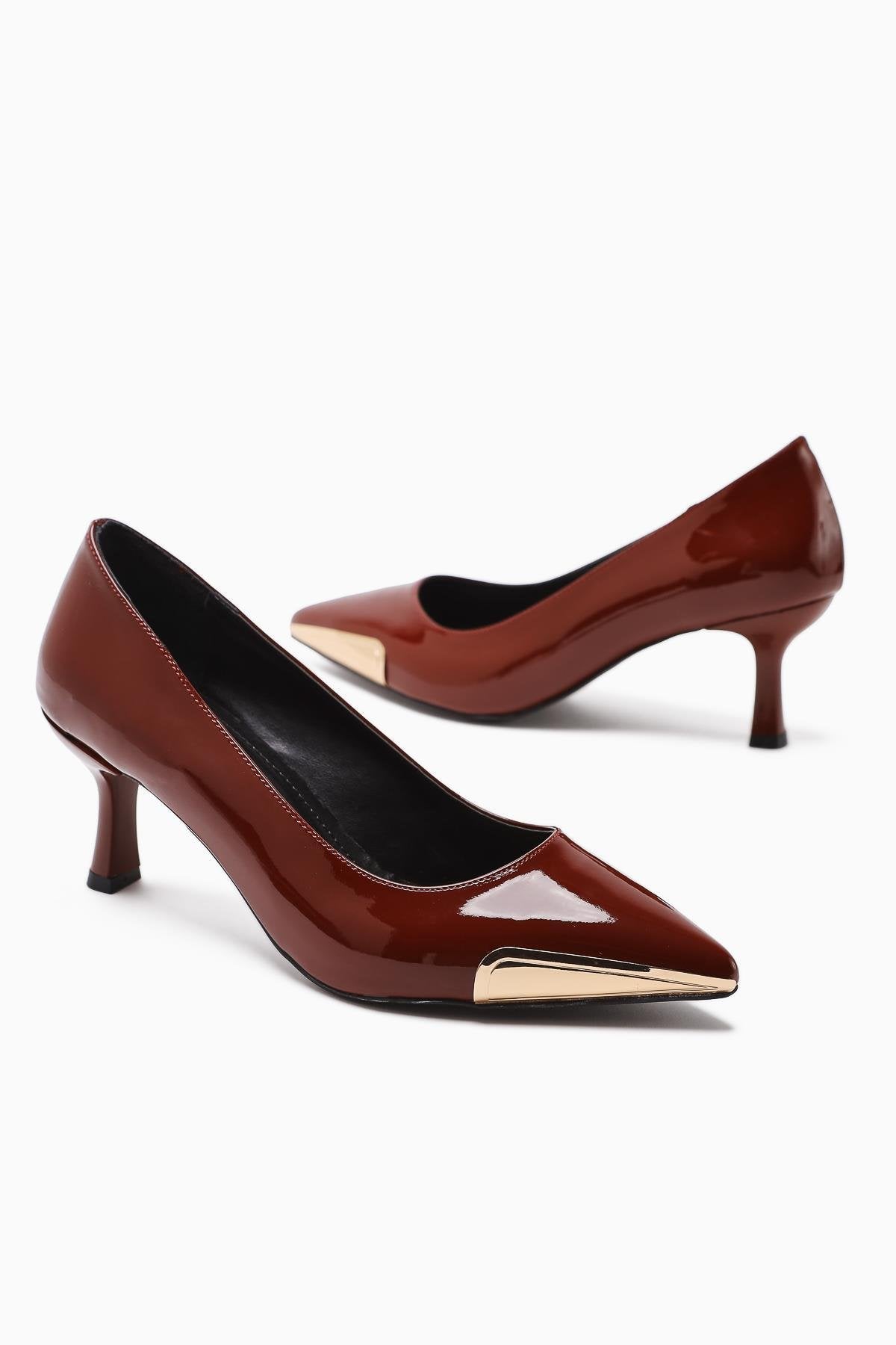 Carlota – Burgunder Lack Schuh mit Absatz, mit spitzer Zehenpartie und Metall-Detail (Damen)