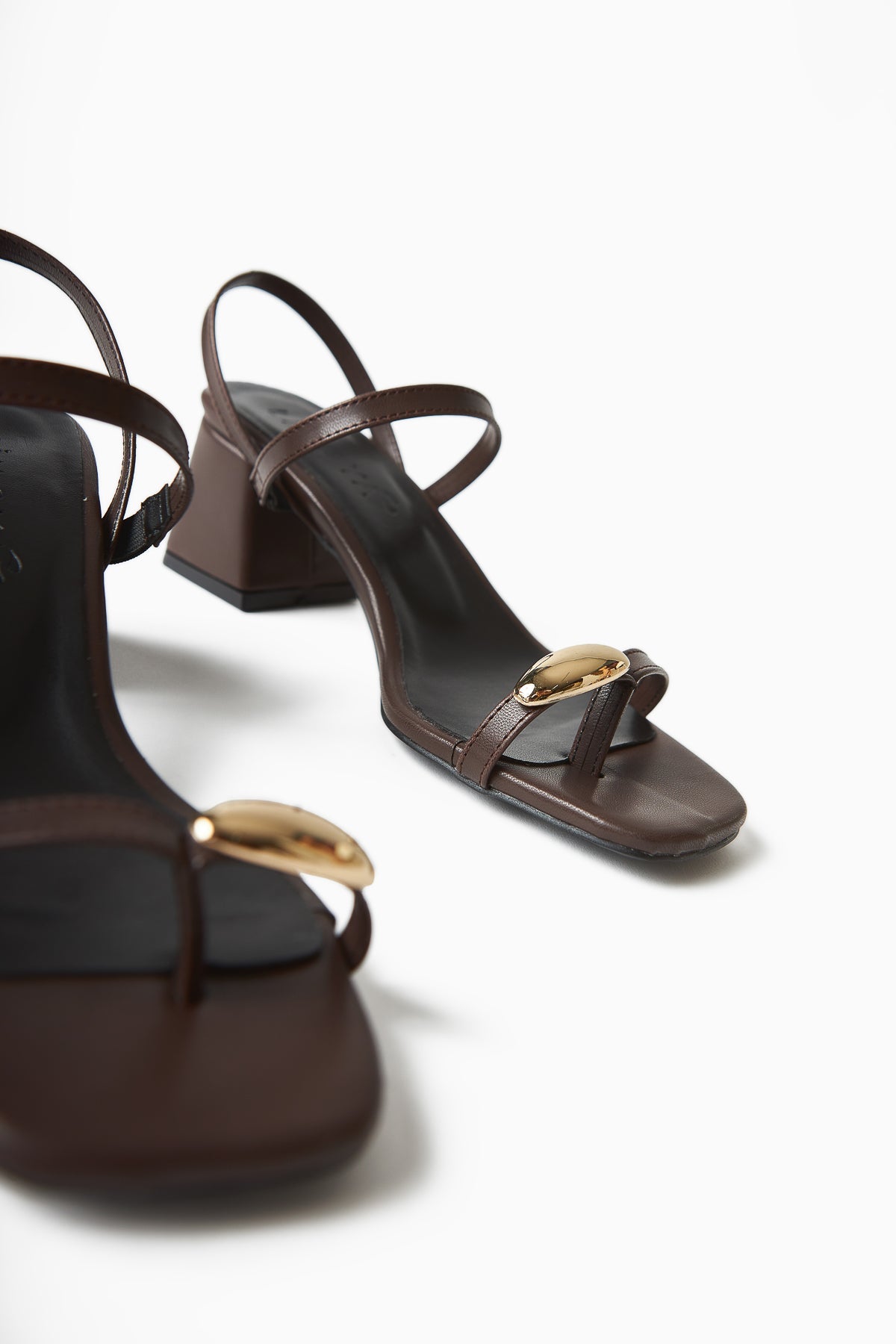 Selenya Kaffee Zehentrenner Sandalen mit Schnallendetail für Frauen