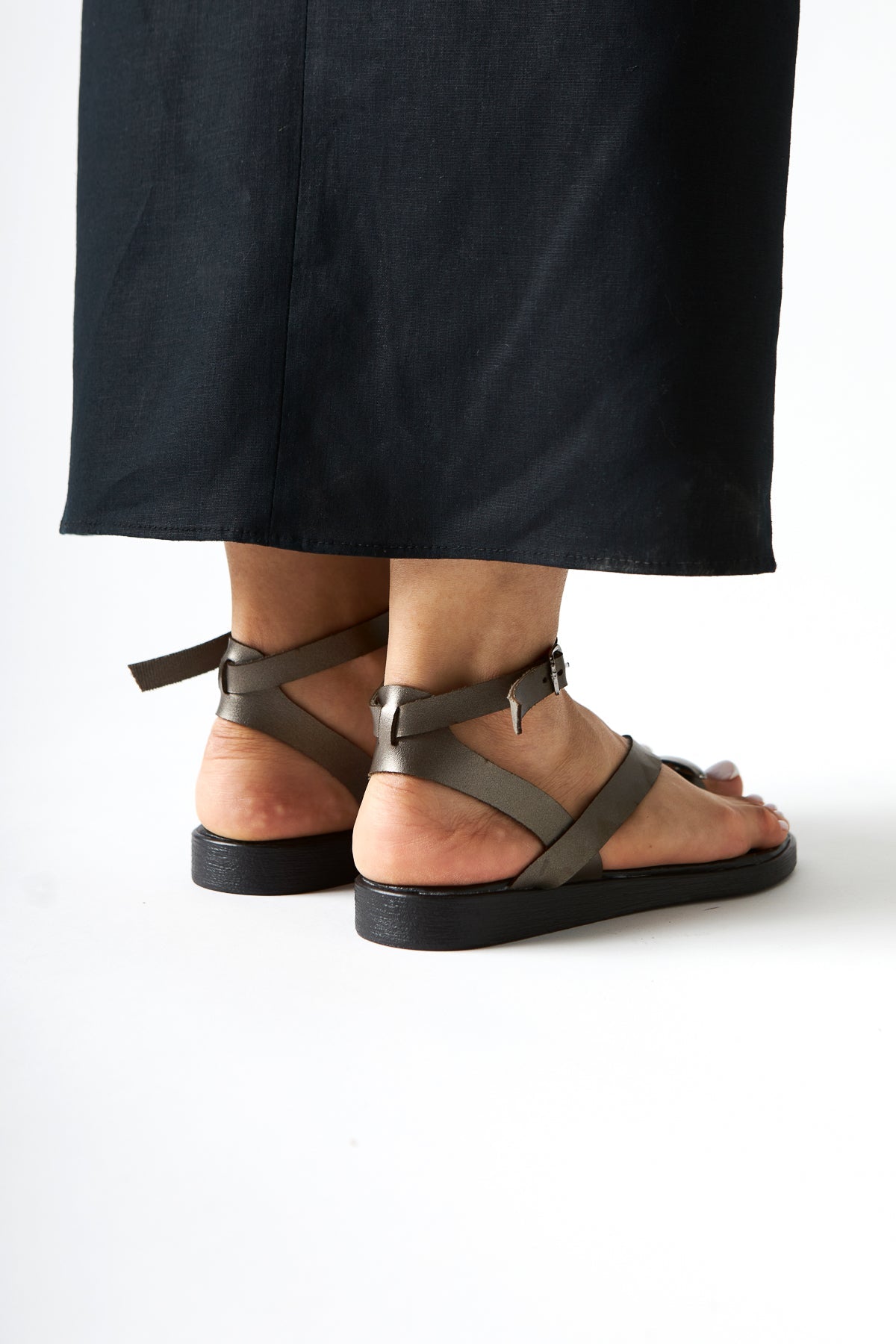 Anisa Platinum Kreuzriemen-Schnallen Damen Zehentrenner Sandalen