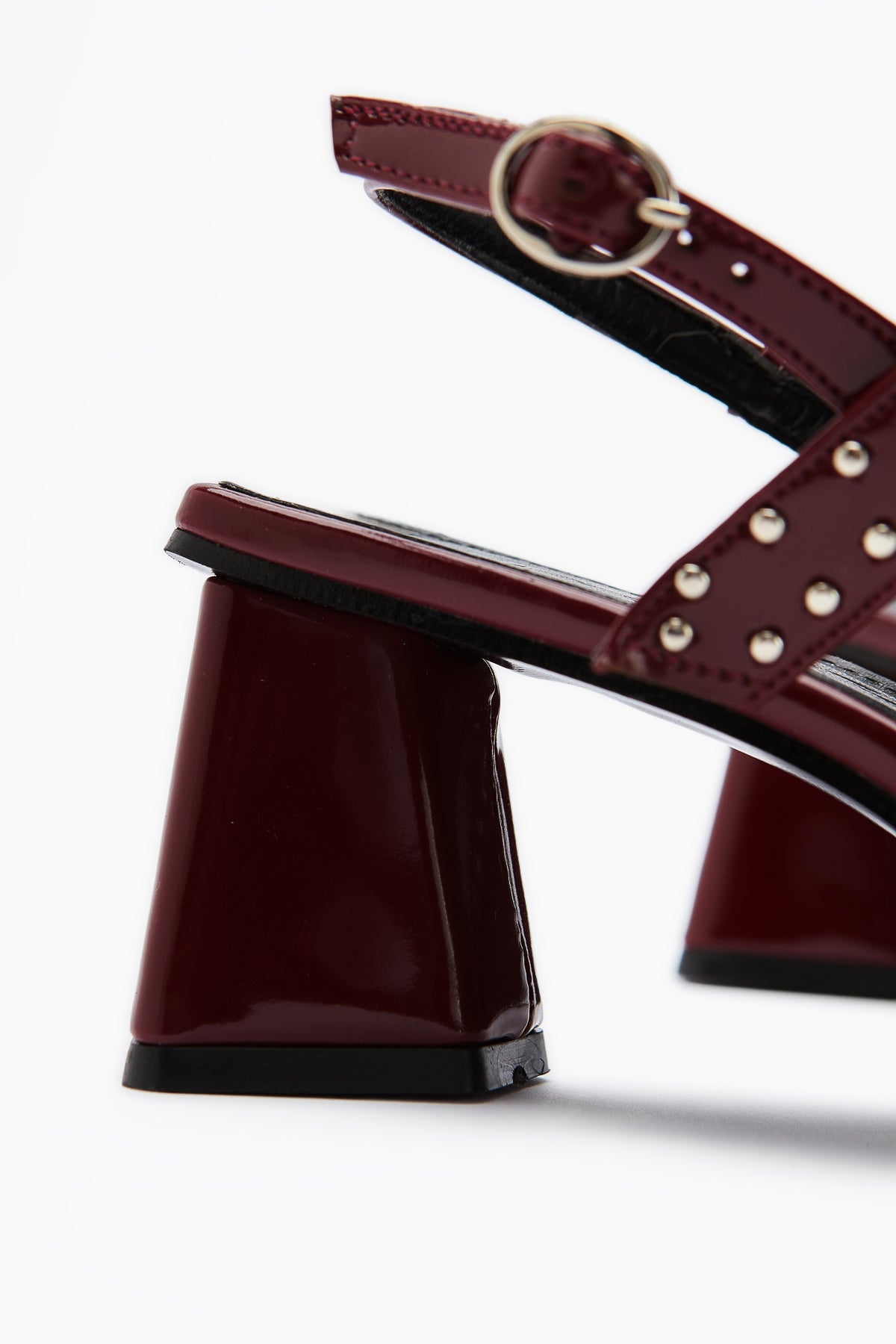 Nuria Damen Spitz Zehenriemen Sandale in Bordo Patent