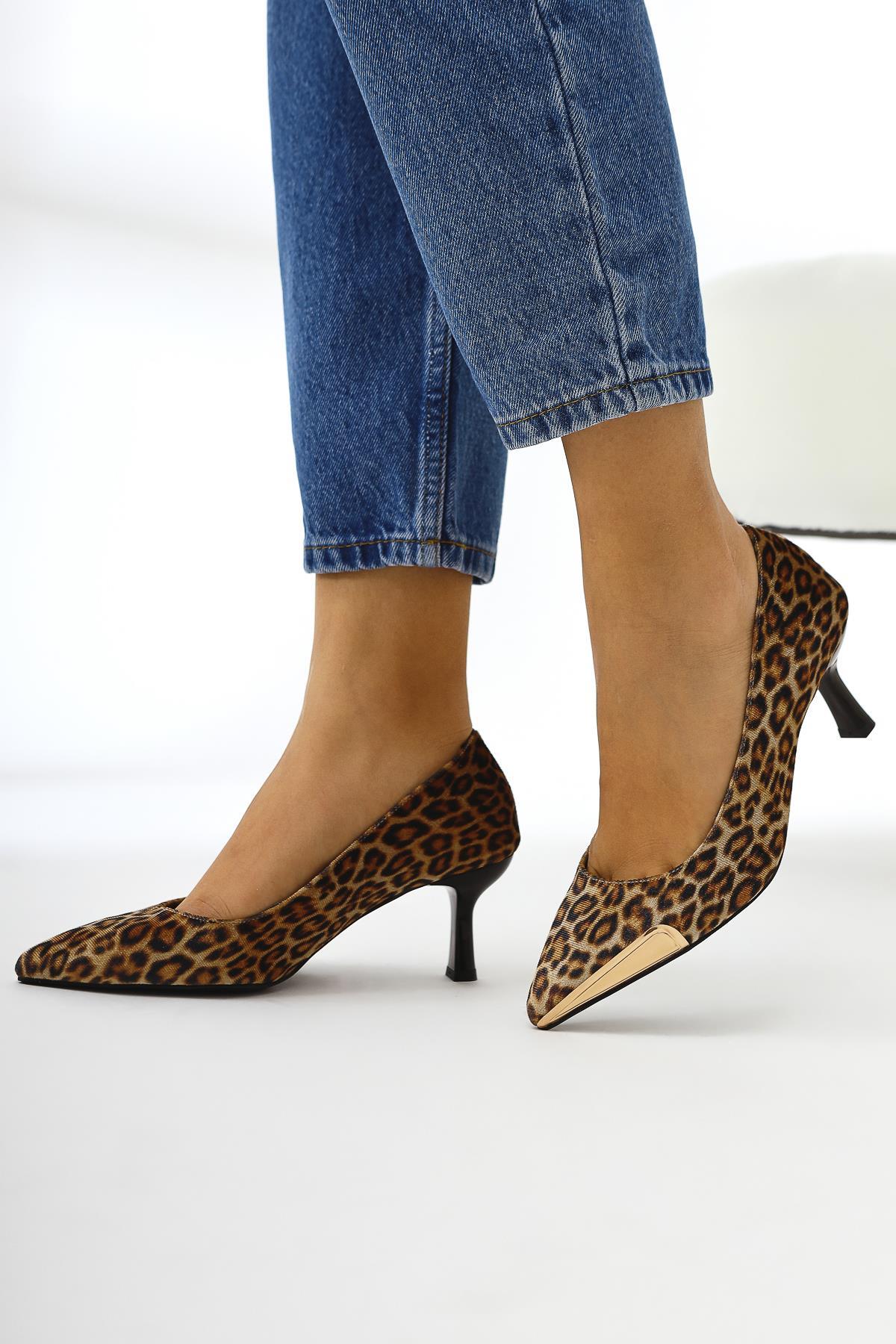 Carlota – Leopardenmuster Velours Schuh mit spitzer Zehenpartie, Metall-Detail und Absatz (Damen)