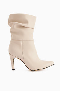 Wilma Beige Falten Dünne Absatzstiefel