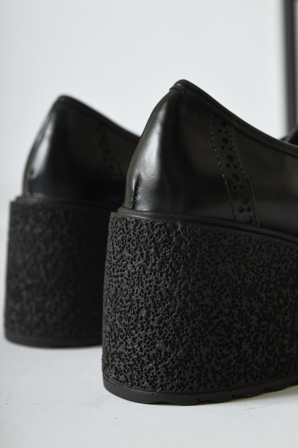 Lenie Schwarze Lackleder Laser Cut Detailierte Freizeitschuhe