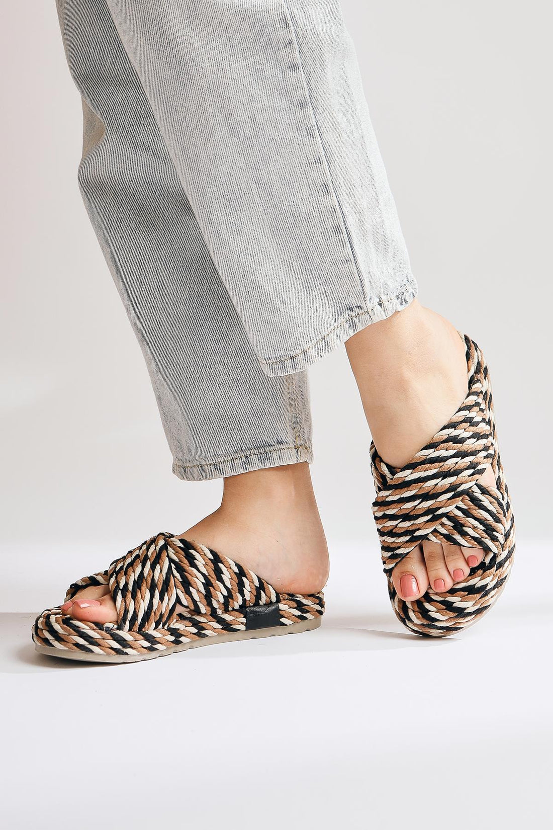 Leiya Schwarze Kreuzriemen-Seil-Pantoffel