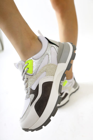 Netta Weiße Turnschuhe mit Mesh-Detail und Schnürsenkeln