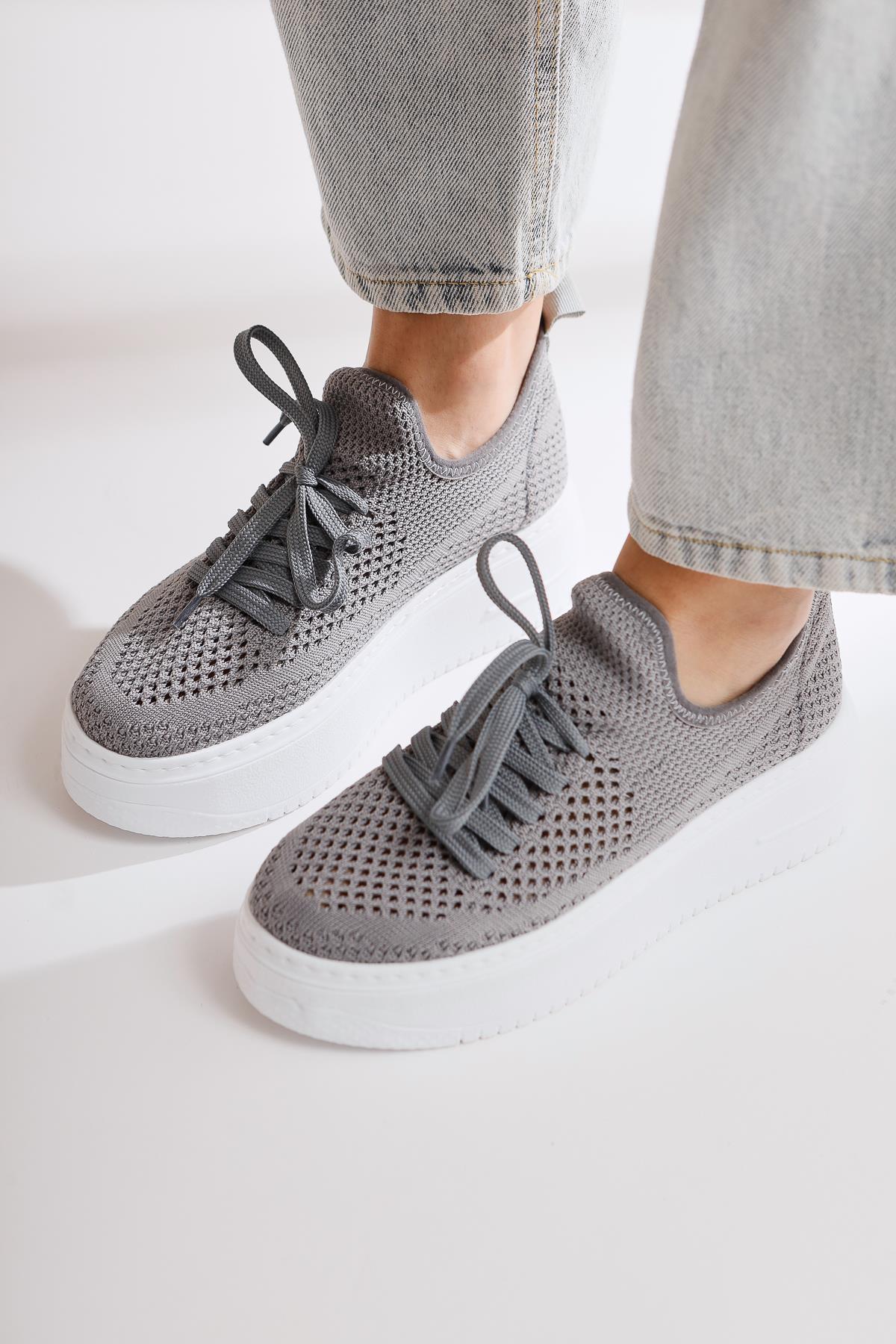 Benito – Gray Knit Stretch Thick-Sole Sneaker (Women)