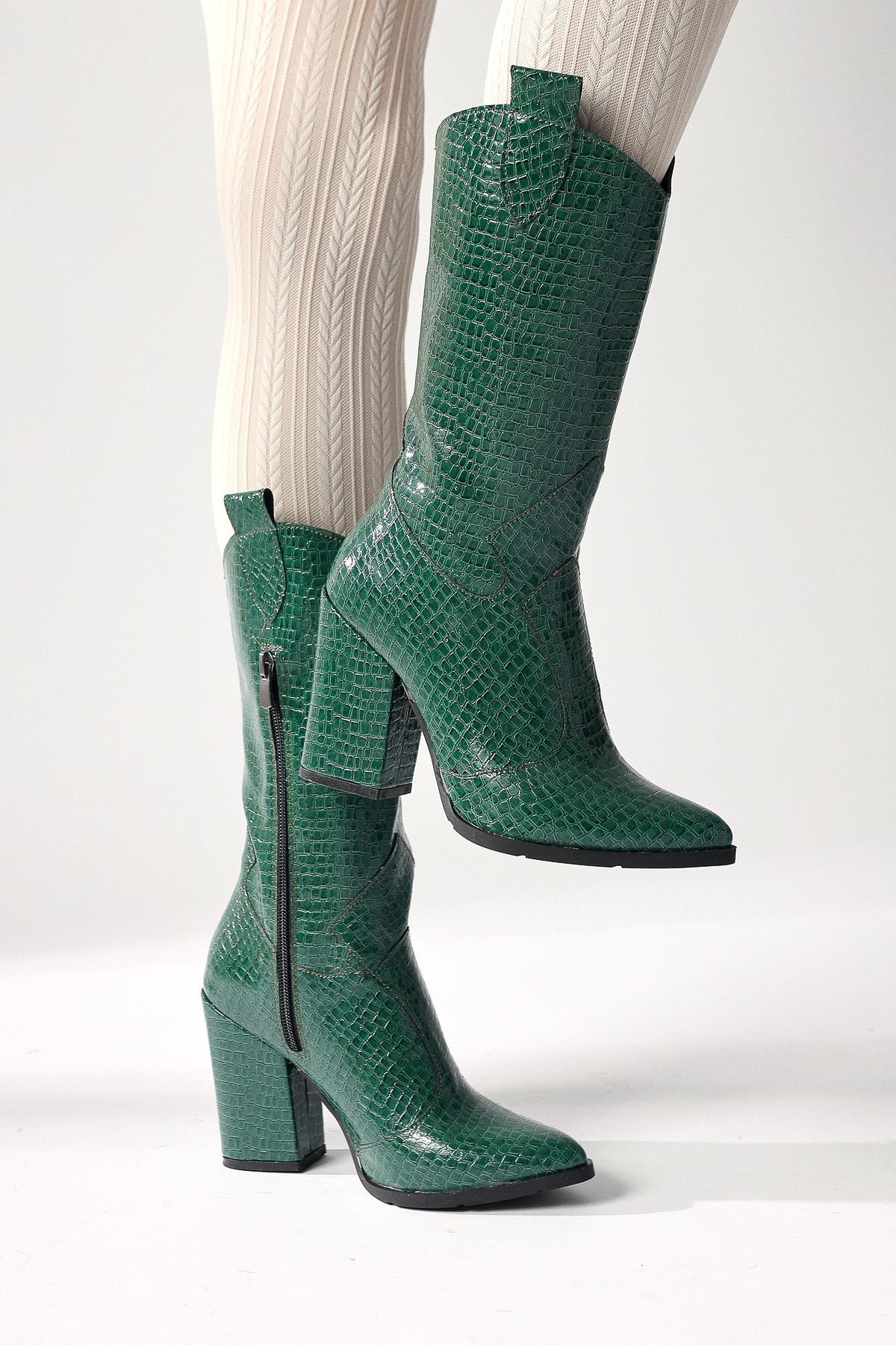 Keri – Grün Kroko-Prägung kniehoher Stiefel mit asymmetrischem Schnitt und Absatz (Damen)