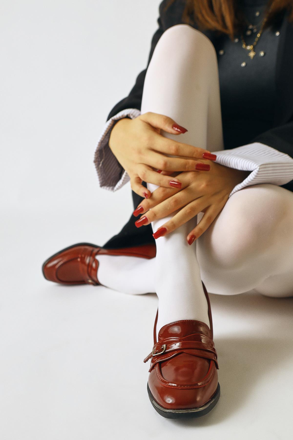 Luba Burgunder Lackleder Schnalle Detaillierte Niedrige Absatz Alltagsschuh