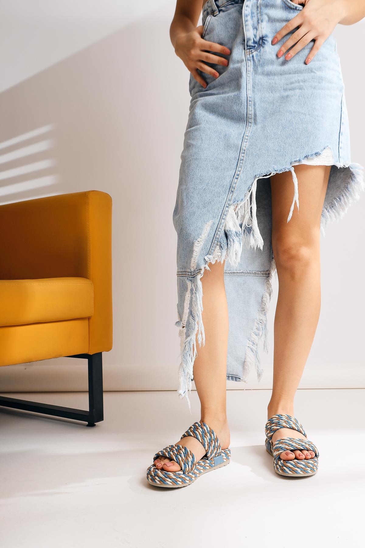 Nemie Blaue Seilsandalen