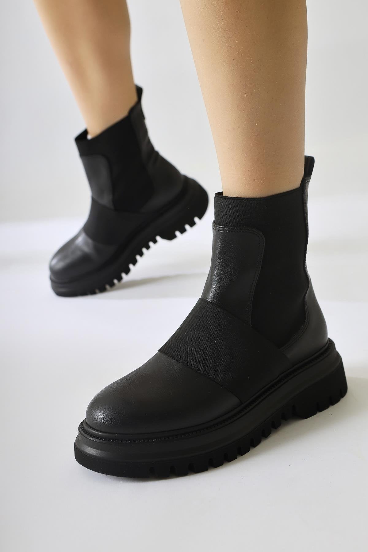 Millena Schwarzer Wildleder-Pull-On-Stiefel mit elastischen Gürteldetails