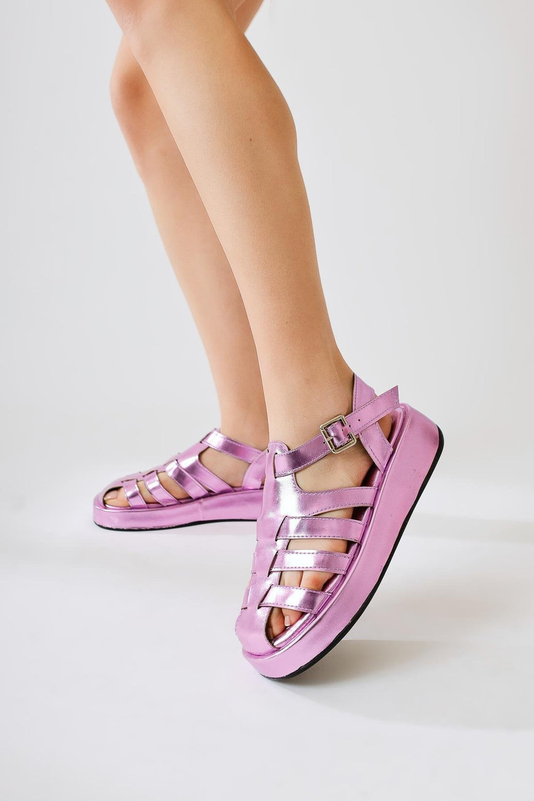 Merlin Flieder Geknitterte Lackriemen Sandalen