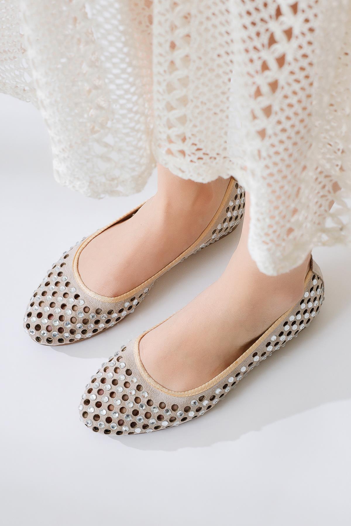Milinda Creme Wildleder Laser-Cut Steinverzierte Ballerinas