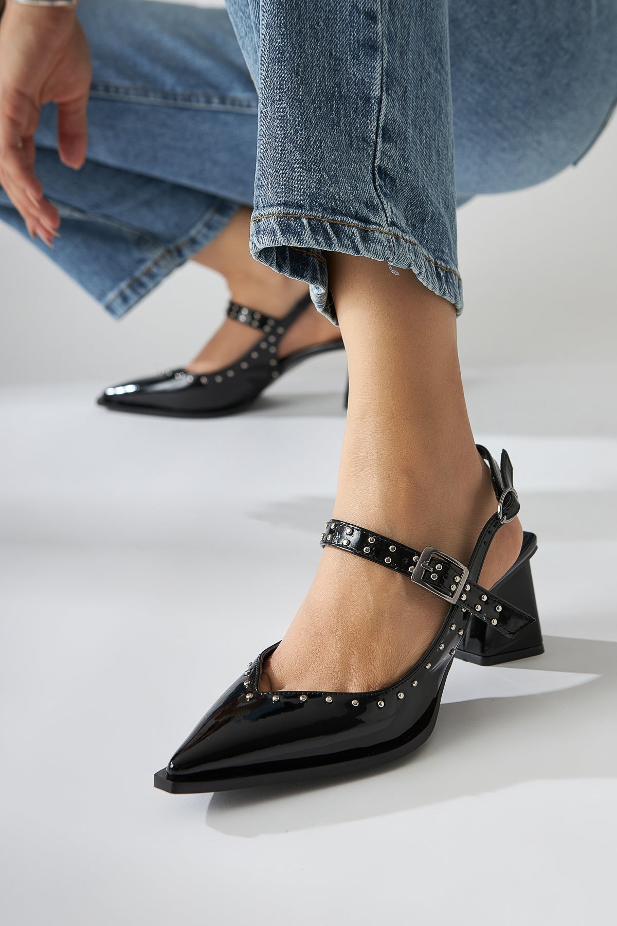 Nuria Schwarze Lackleder Spitze-Zehen Riemen Damen Sandalen