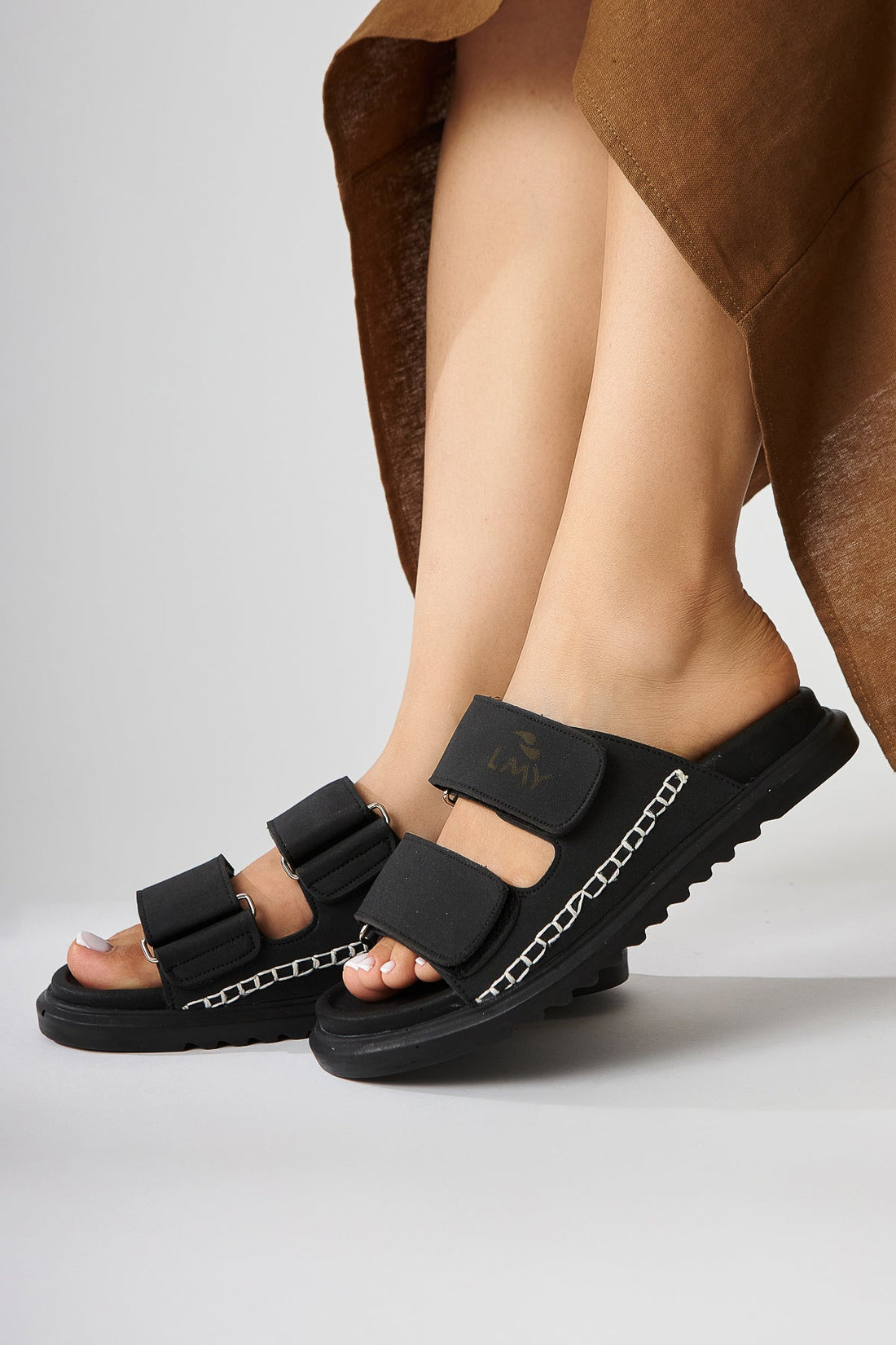 Yumi Schwarzer Slipper mit Stickerei Detail und Doppelriemen