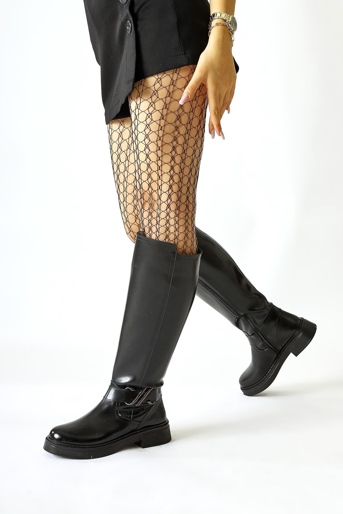 Birgita Schwarze Lackstiefel mit Reißverschluss und Schnallendetail