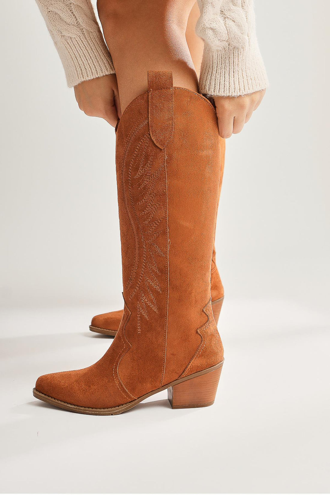 Hero – Cognac Velours Western kniehoher Stiefel mit Stickerei (Damen)