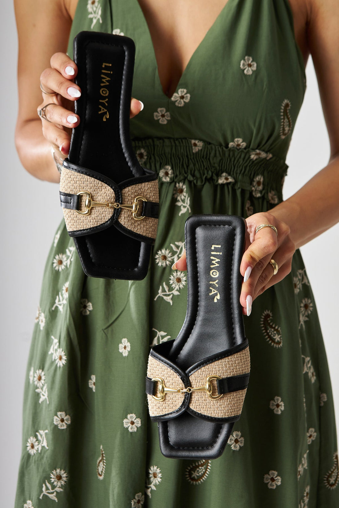 Elanor Schwarze Damen Flache Hausschuhe mit Schnalle