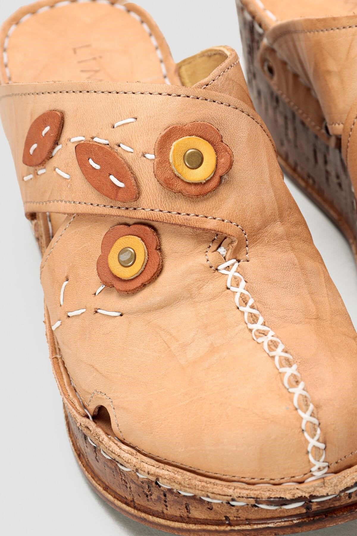 Alto Echtes Leder Beige Keilabsatz Slipper mit Distressed Sohle und Komfort Design