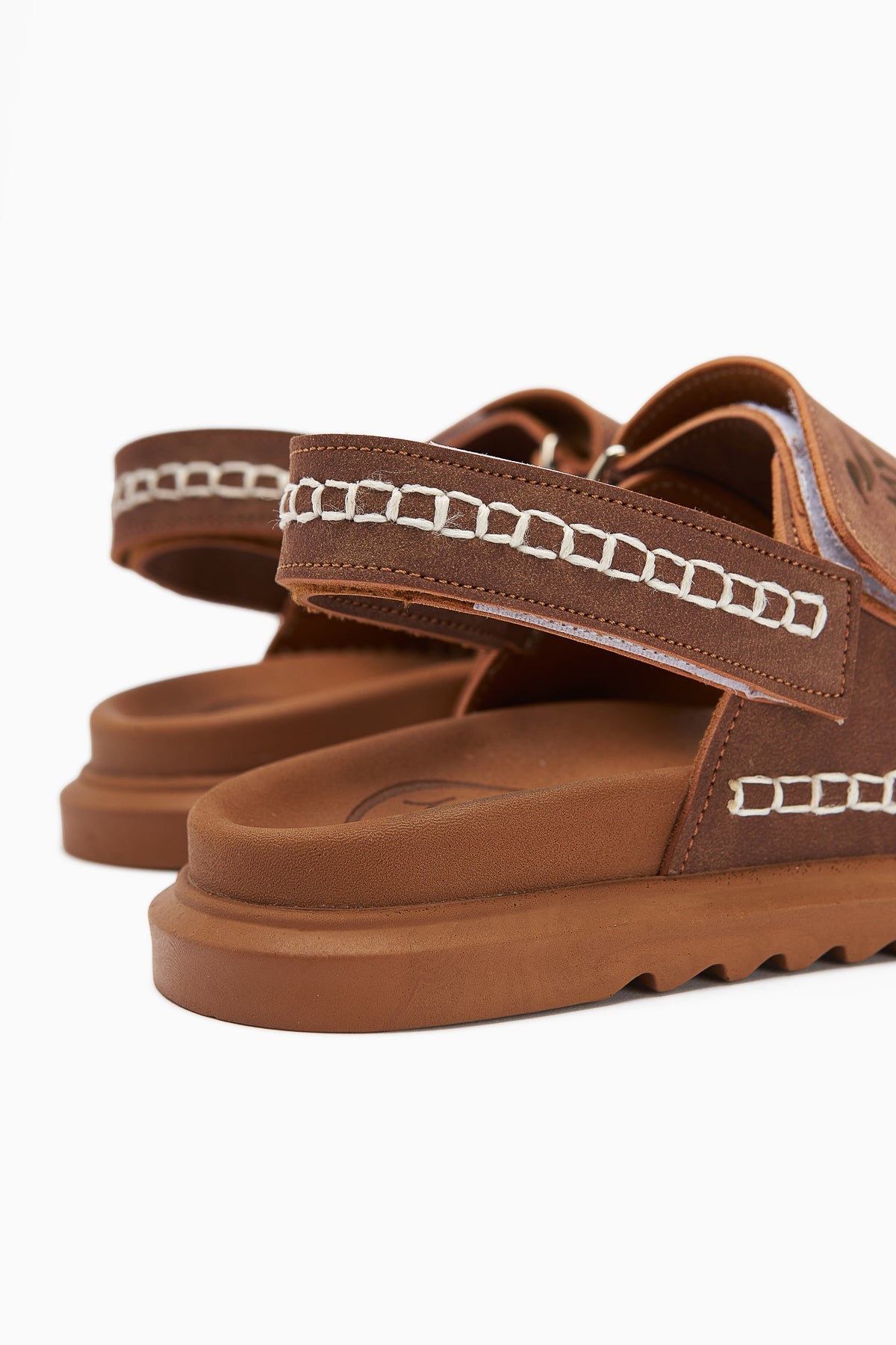 Sanna Damen Sandale in Taba mit Stickerei Detail und Klettverschluss