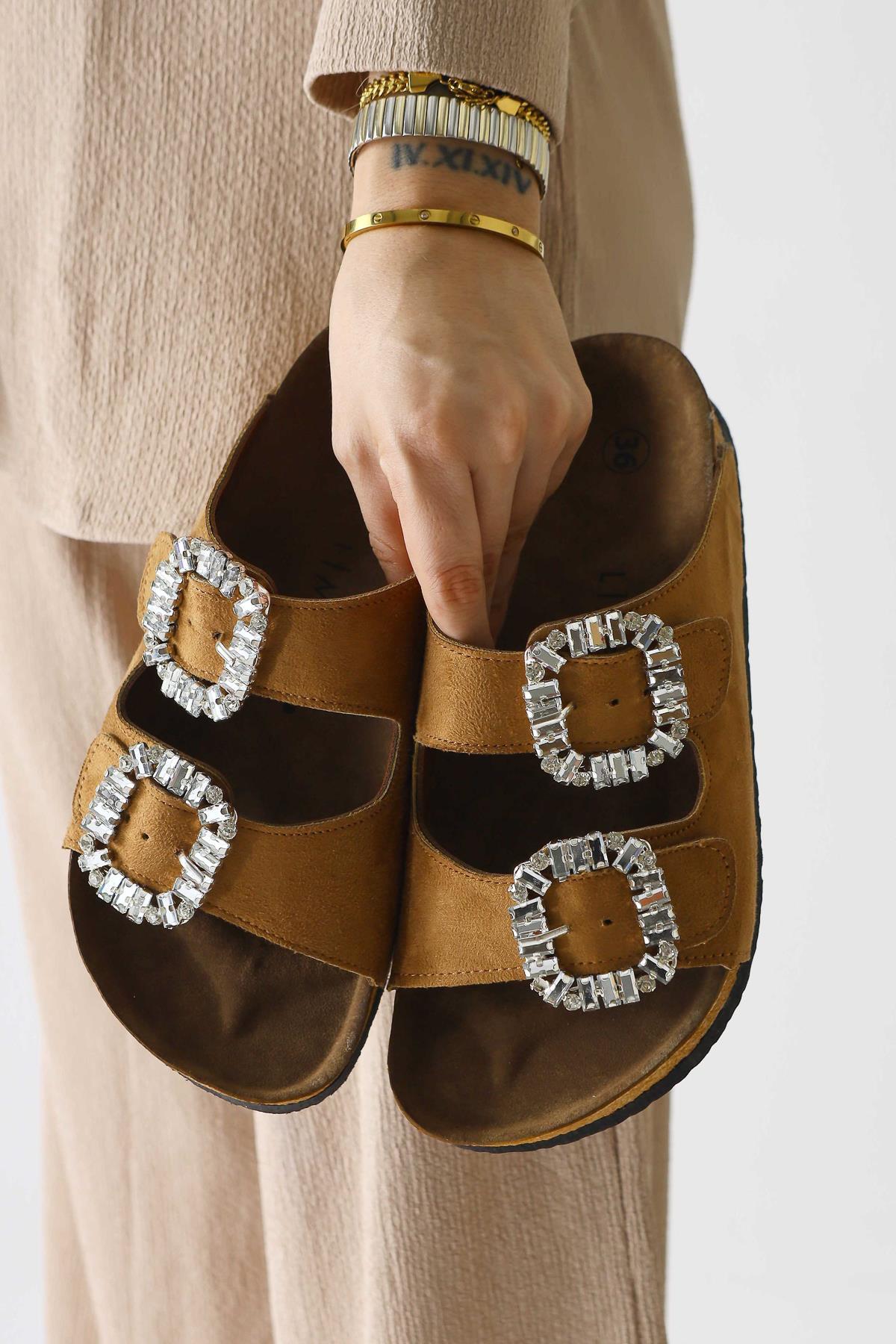 Brisa Doppelriemen Wildleder Pantoletten in Taba mit Steinverzierung