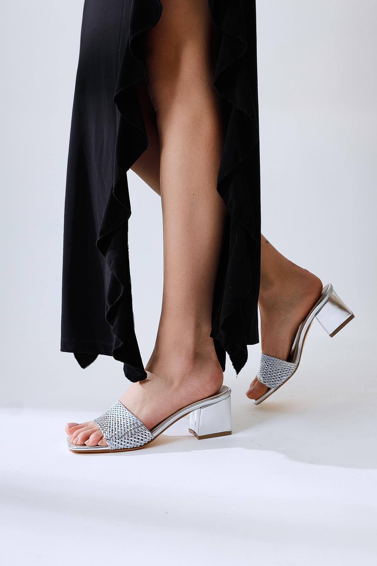 Lemonie Silber Gewebter Riemen Slide mit niedrigem Absatz