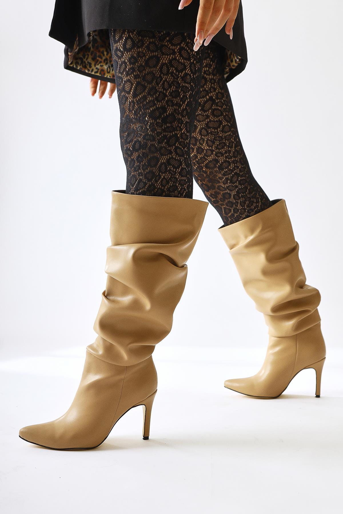 Merin – Nude Kniehoher Stiefel mit spitzer Zehenpartie, Stilettoabsatz und Dehnfalte (Damen)