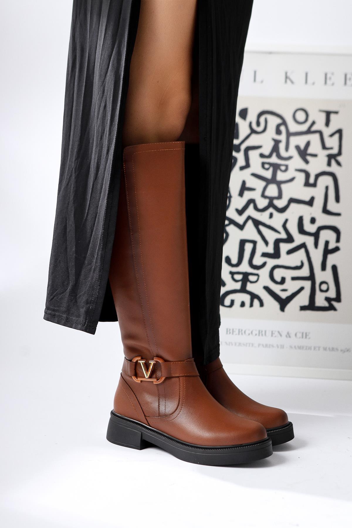 Ginan – Cognac Kniehoher Stiefel mit Schnallen-Detail, Reißverschluss und niedrigem Absatz (Damen)