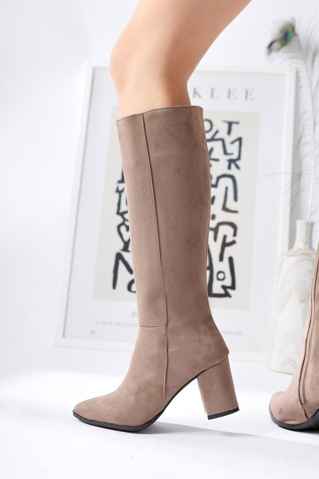 Tatum – Taupe Velours kniehoher Stiefel mit spitzer Zehenpartie und mittelhohem Absatz (Damen)