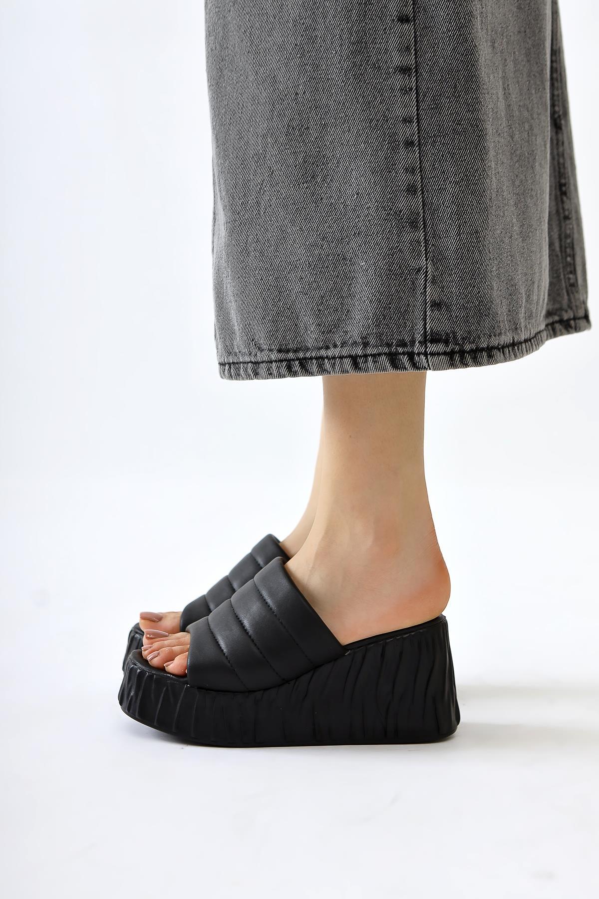 Zoje – Schwarz Slide mit Crinkle-Prägung und Plateau (Damen)