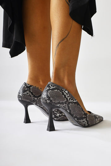 Celestine Schwarzes Schlangenmuster Pailletten Detail Spitze Zehen Stiletto