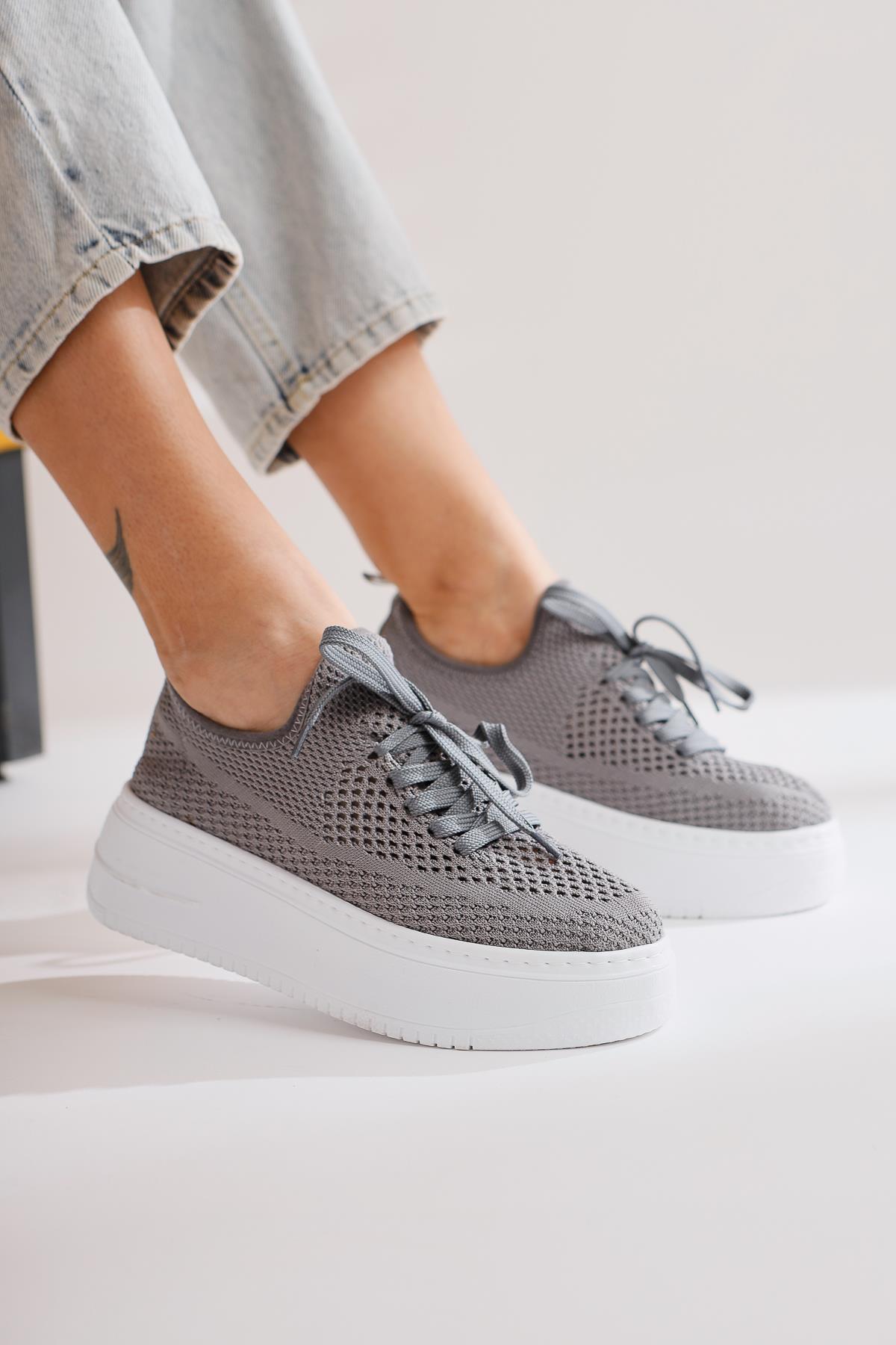 Benito – Gray Knit Stretch Thick-Sole Sneaker (Women)