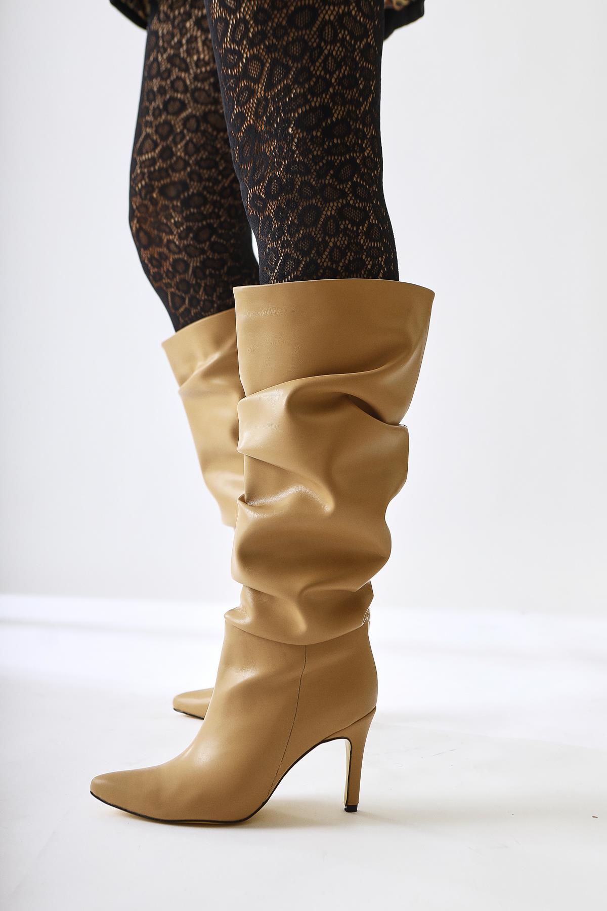 Merin – Nude Kniehoher Stiefel mit spitzer Zehenpartie, Stilettoabsatz und Dehnfalte (Damen)