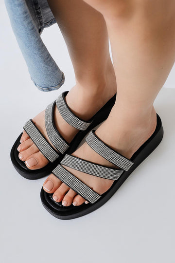 Vinita Schwarze Dreiriemen-Edelstein-Sandale