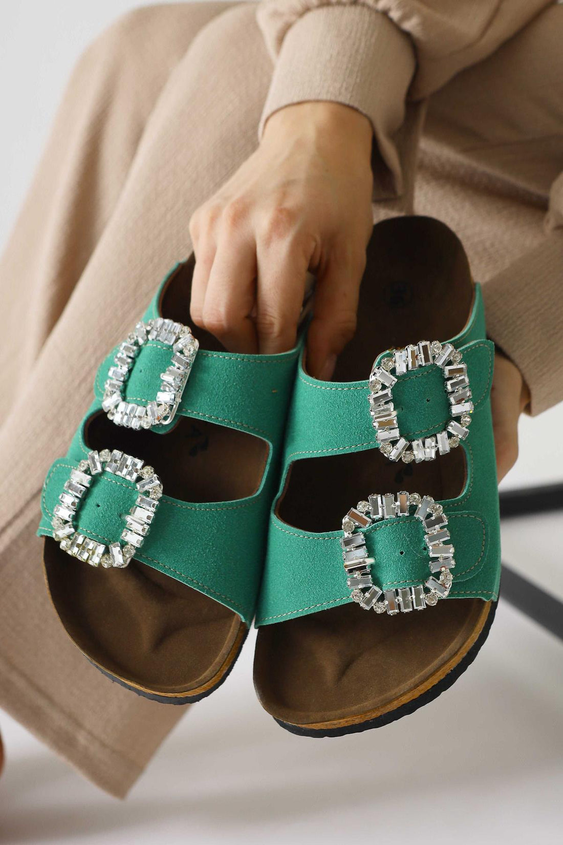 Brisa Grün Wildleder Stein Detail Buckle Doppelriemen Pantoletten