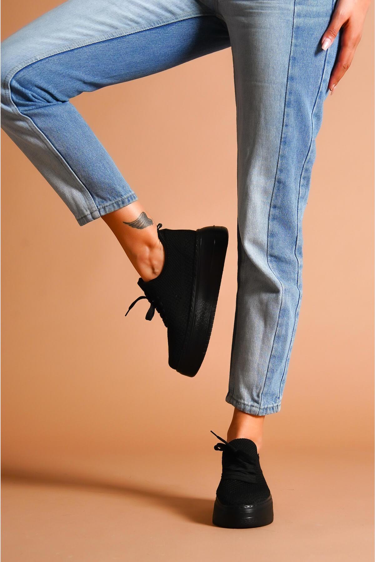 Benito – Black Knit Stretch Thick-Soled Sneaker (Women)