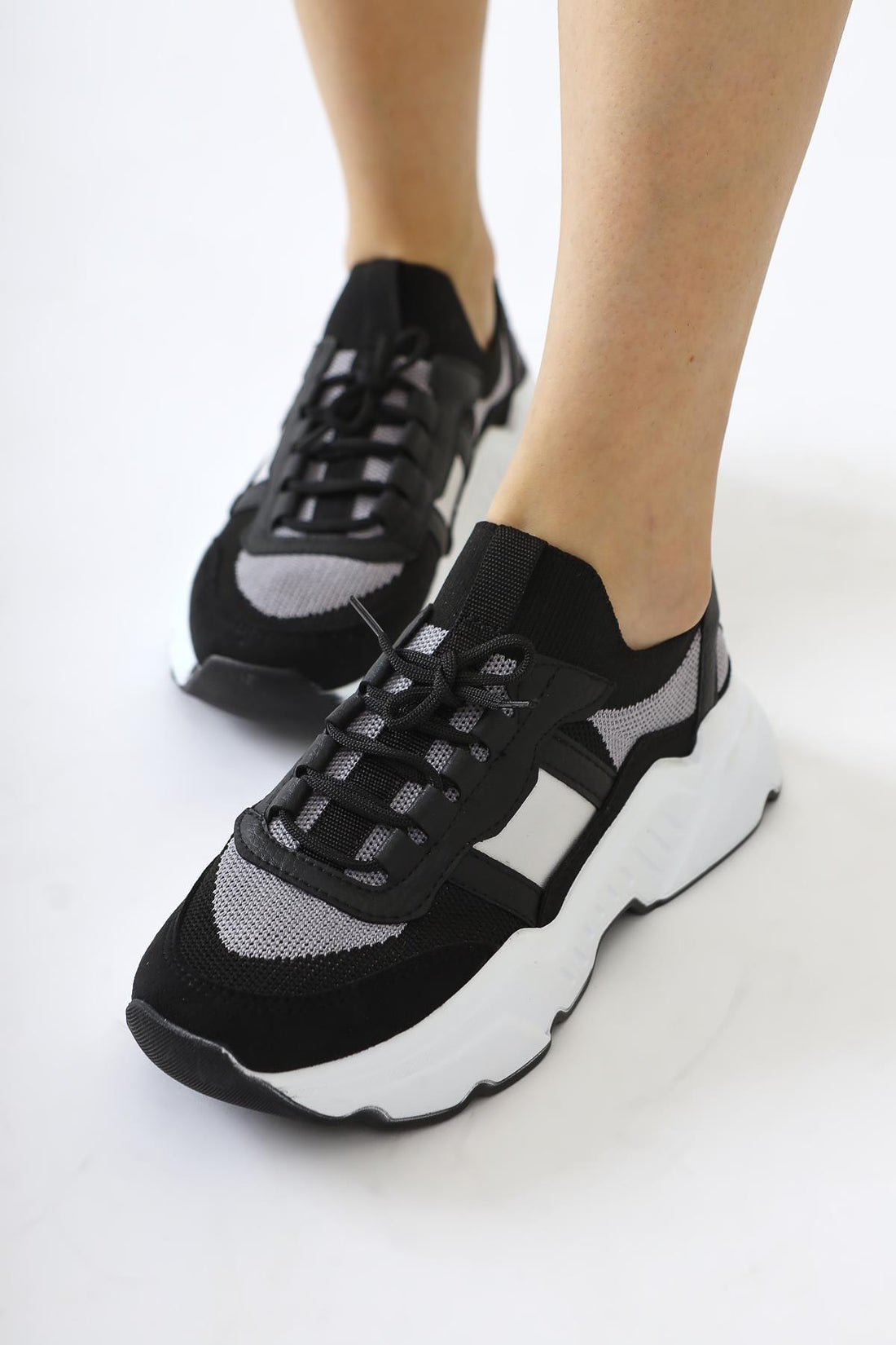 Mireia Schwarze Sneakers mit Wildlederdetail und Webmuster