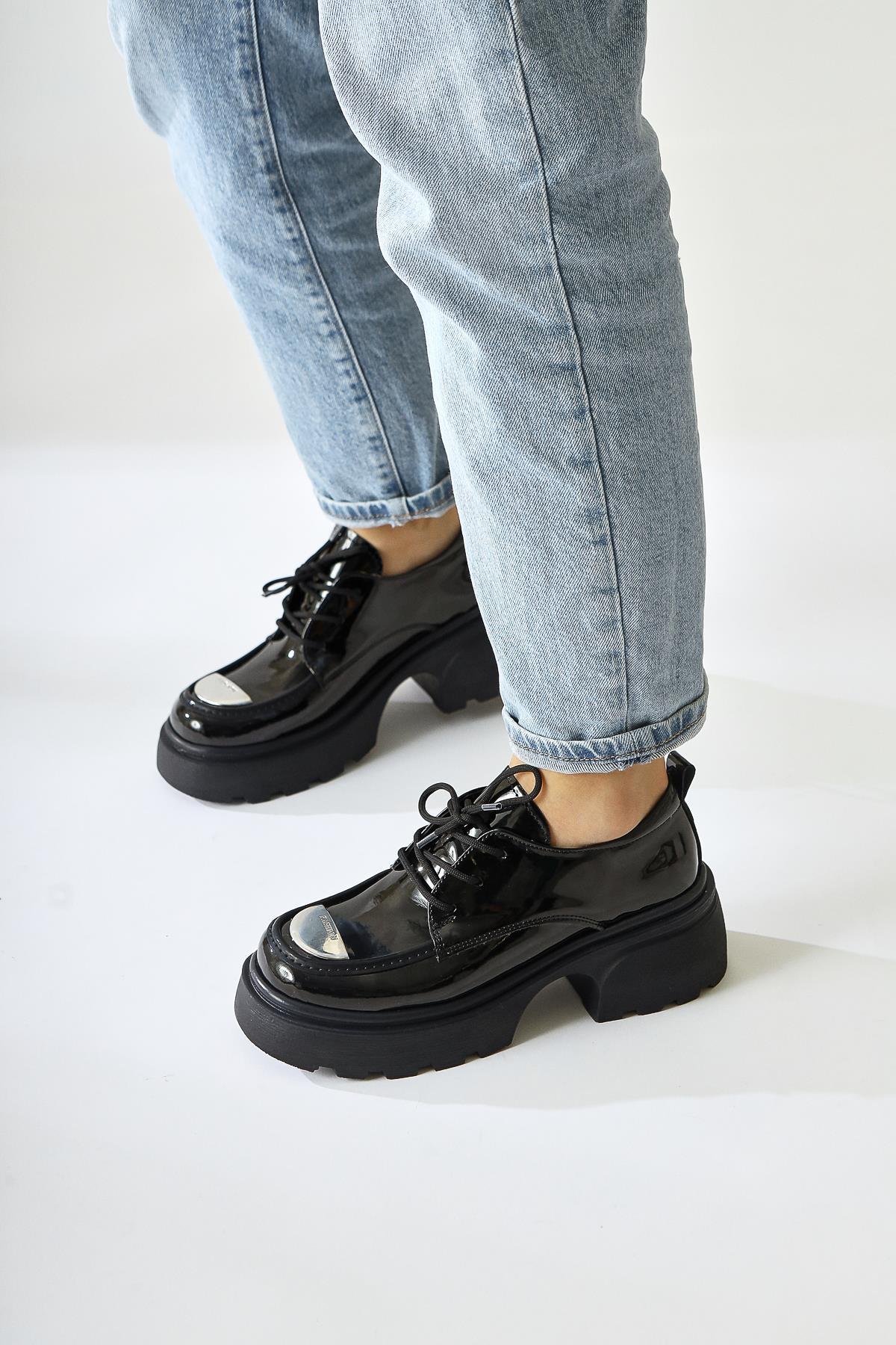 Rod Schwarzer Lackleder Mokassin mit metallischer Spitze