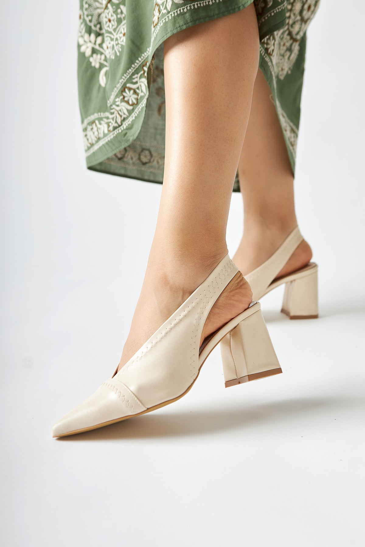 Essie – Off-White Pointed-Toe Elastic-Stitch Detail Block Heel Shoe (Women)