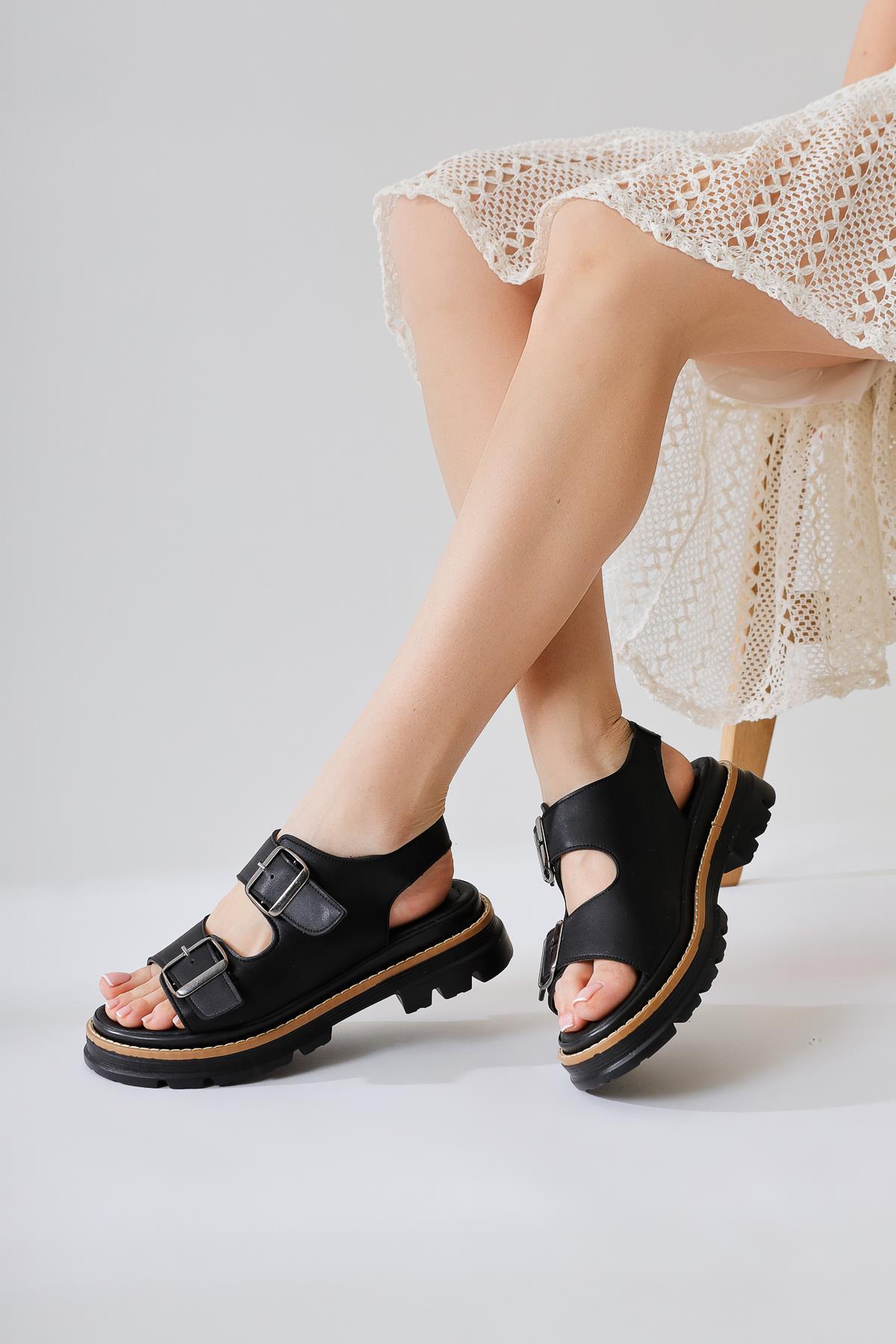 Ninia Schwarze Sandalen mit breitem Riemen