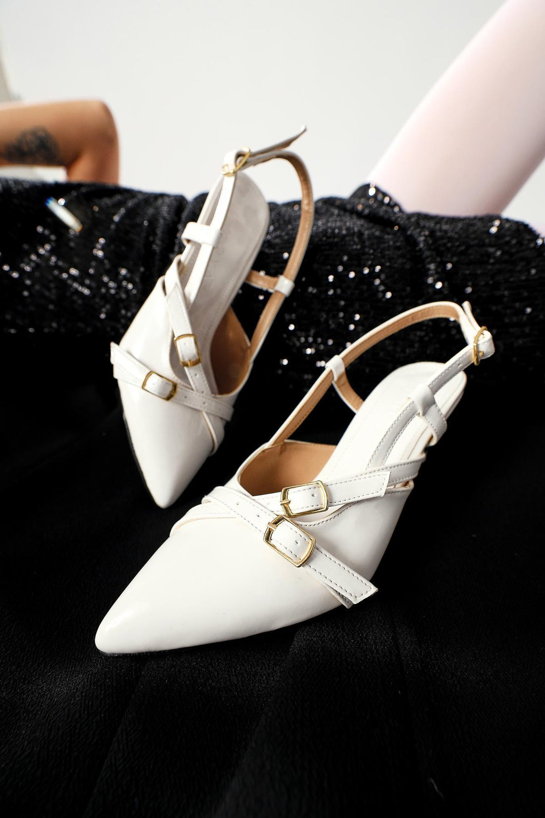 Monna – Weiß Schuh mit spitzer Zehenpartie, Schnallen-Detail und niedrigem Absatz